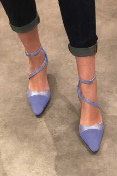 Lavender purple women's open side shoes, with snake-shaped straps. Tapered toe. High slim heel. Worn view - Florence KOOIJMAN